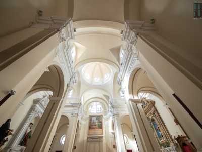 L�interno � sobrio: eccetto per i colorati altari laterali e qualche dipinto, le pareti e il soffitto della chiesa si presentano con un tenue color crema segnato a tratti dai decori bianchi delle alte colonne